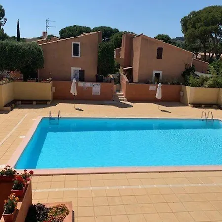 Villa Mitoyenne Calme Avec Piscine, Clim Et Parking Pour 4 Pers. *